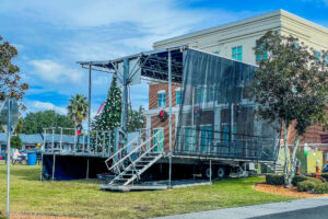 stageline-sl100-stage-rental-clermont-city-hall-christmas-tree-lighting-side-view2